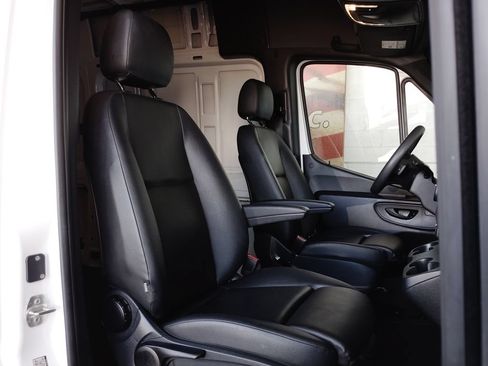 Used 2024 Mercedes-Benz Sprinter 2500 image 13