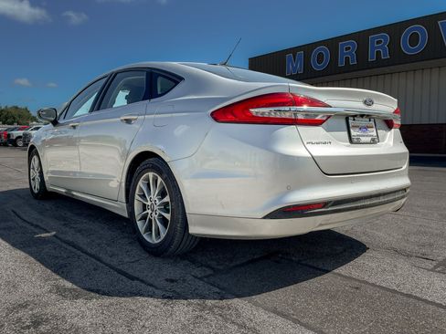 Used 2017 Ford Fusion SE w/ Fusion SE Technology Package FWD image 4