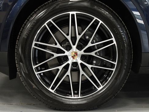 New 2026 Porsche Cayenne Coupe AWD/4WD image 9
