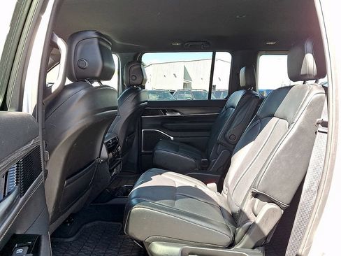 Used 2024 Jeep Wagoneer Series III AWD/4WD image 10
