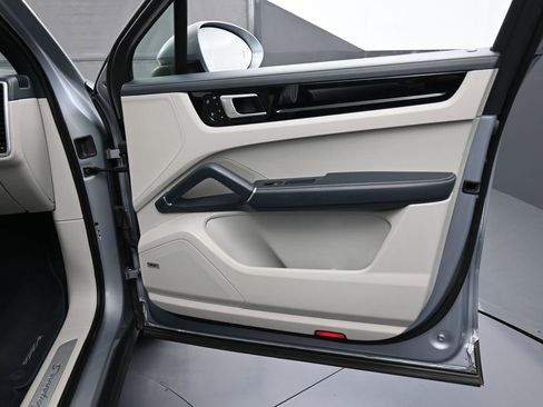 Certified 2021 Porsche Cayenne S image 29