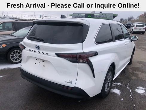 Used 2024 Toyota Sienna LE image 4