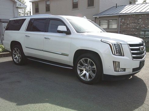 Used 2017 Cadillac Escalade ESV Luxury AWD/4WD image 4