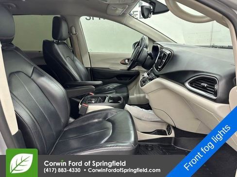 Used 2018 Chrysler Pacifica Touring-L image 9