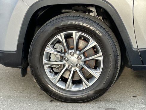 Used 2020 Jeep Cherokee Latitude Plus image 11