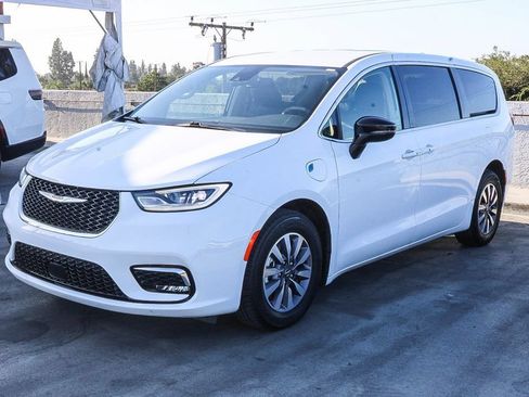 Used 2024 Chrysler Pacifica Limited FWD image 4