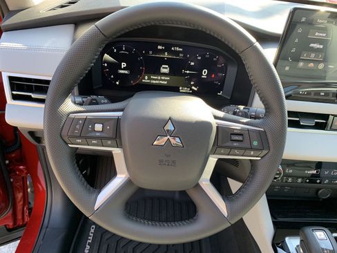 New 2025 Mitsubishi Outlander SE image 14