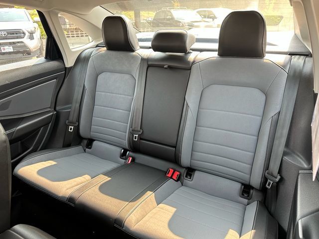 Used 2025 Volkswagen Jetta SE FWD image 29