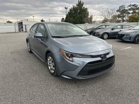 Used 2023 Toyota Corolla LE image 3