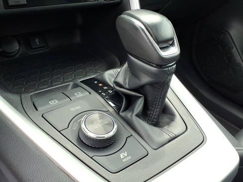 Used 2021 Toyota RAV4 XLE Premium AWD/4WD image 21