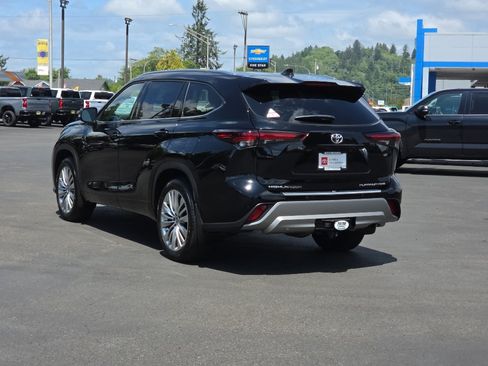 Certified 2024 Toyota Highlander Platinum AWD/4WD image 4