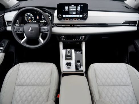 Used 2024 Mitsubishi Outlander SEL image 17