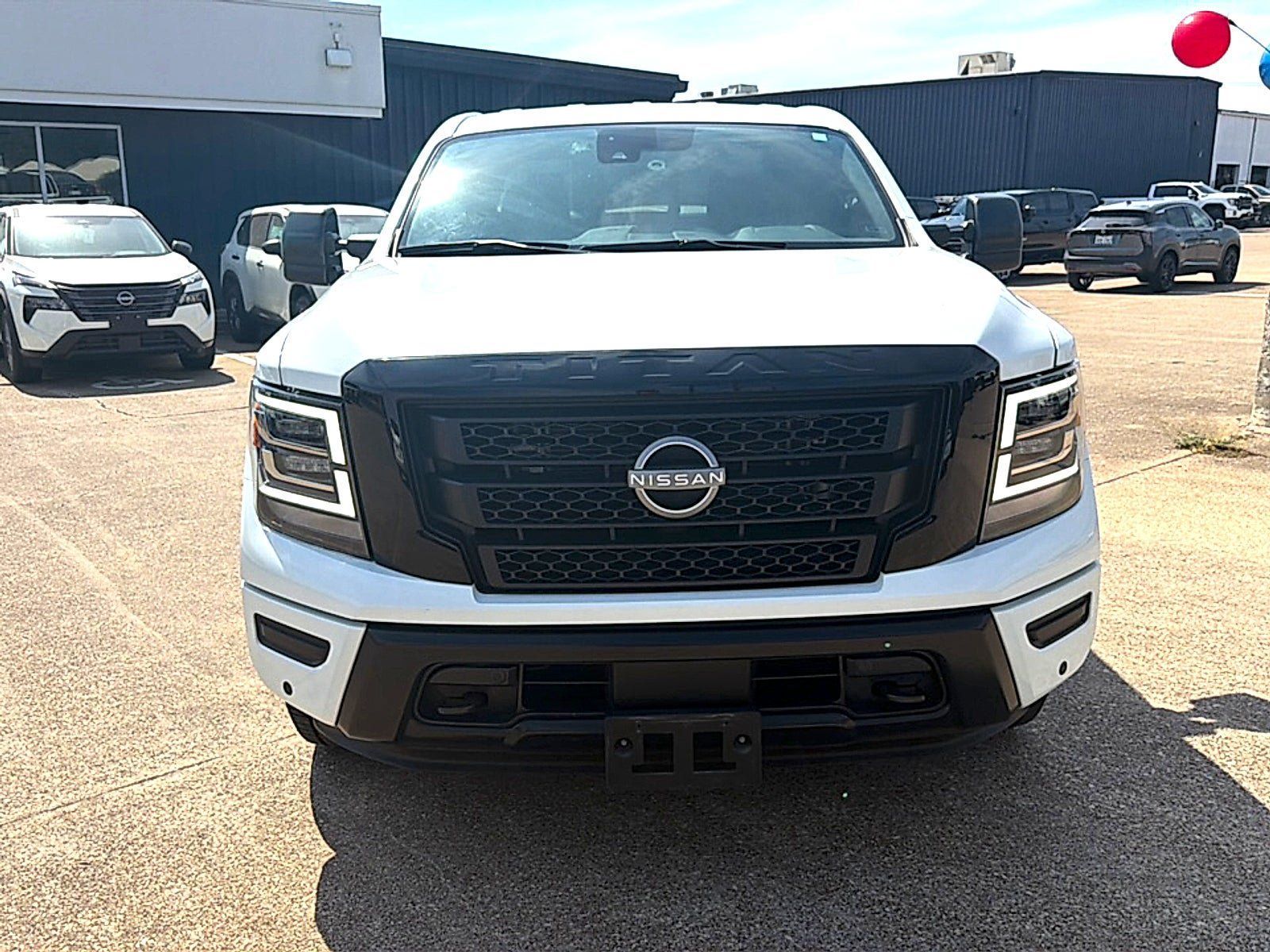 Used 2023 Nissan Titan SV w/ SV Convenience Package RWD image 3