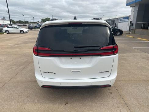 Used 2025 Chrysler Pacifica Limited FWD image 35