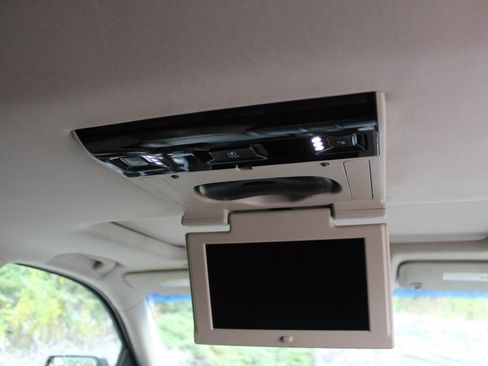 Used 2015 Chevrolet Suburban LT image 24