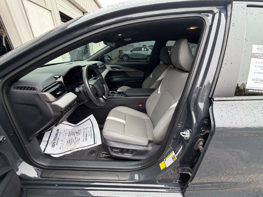 Used 2025 Toyota Camry SE FWD image 11
