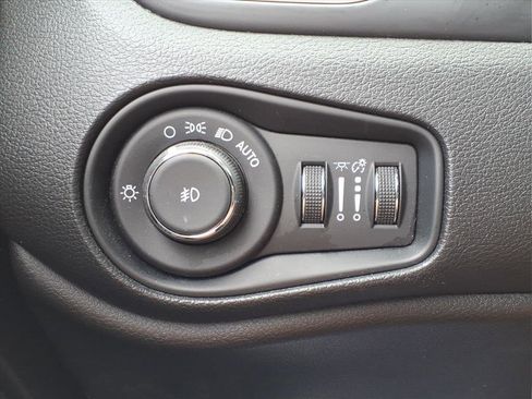 Used 2017 Jeep Renegade Latitude w/ Cold Weather Group image 27