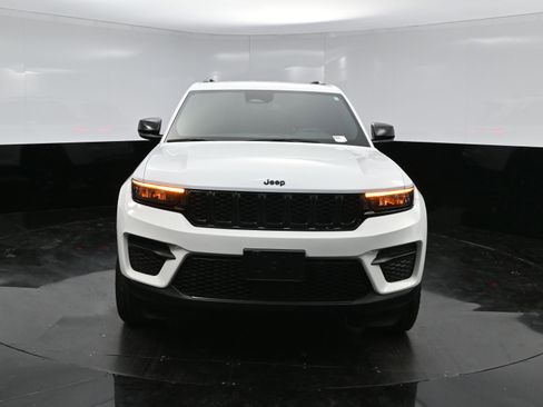 Used 2023 Jeep Grand Cherokee Altitude image 2