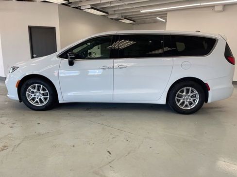 Used 2025 Chrysler Pacifica Select image 6