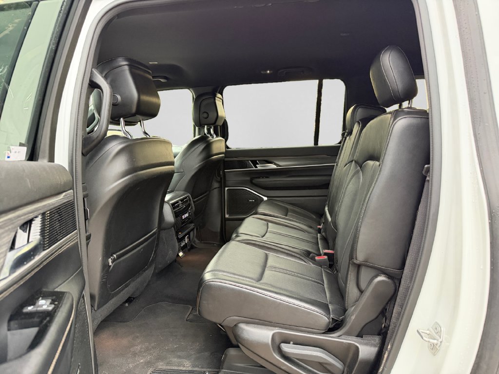 Used 2024 Jeep Wagoneer L Series II w/ Flexible Seating Group AWD/4WD image 33
