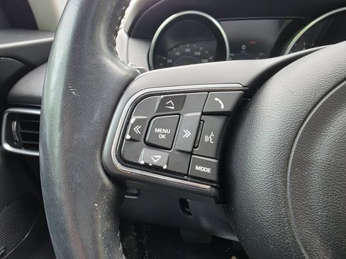 Used 2017 Jaguar F-PACE Premium image 24