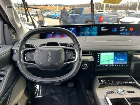 Used 2025 Lincoln Navigator Reserve image 10