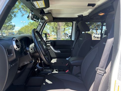 Used 2017 Jeep Wrangler Unlimited Rubicon w/ Connectivity Group AWD/4WD image 12