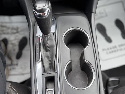 Used 2018 Chevrolet Equinox LT image 16