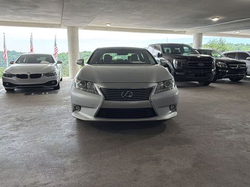 Used 2015 Lexus ES 350 w/ Ultra Luxury Package FWD image 4