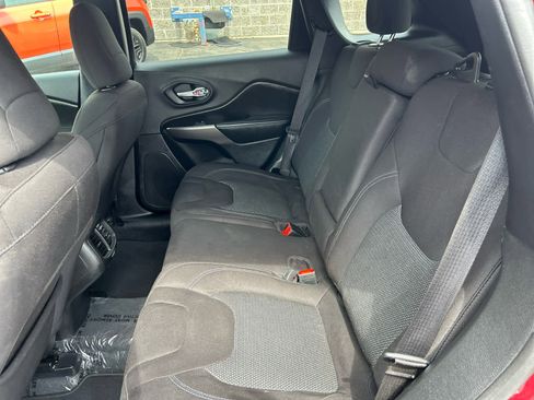 Used 2019 Jeep Cherokee Latitude w/ Popular Appearance Group image 23