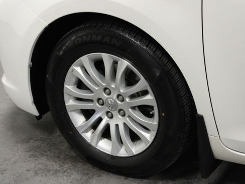 Used 2017 Toyota Sienna XLE image 10