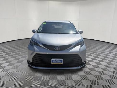 Used 2025 Toyota Sienna XLE FWD image 14