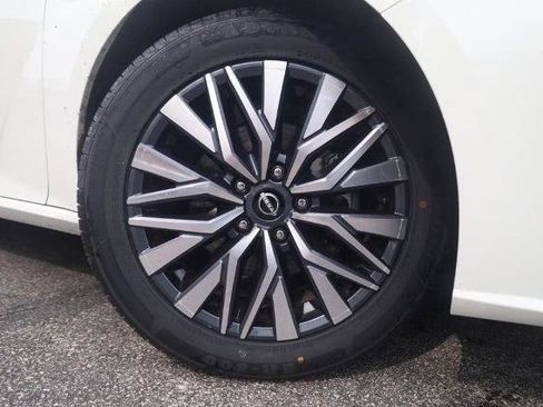 Certified 2025 Nissan Altima 2.5 SV FWD image 2