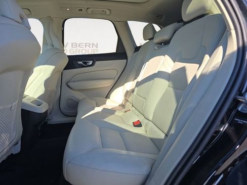Used 2025 Volvo XC60 B5 Core AWD/4WD image 13