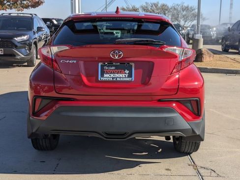 Used 2022 Toyota C-HR XLE image 7