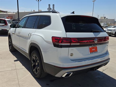New 2025 Volkswagen Atlas Peak Edition SE image 8