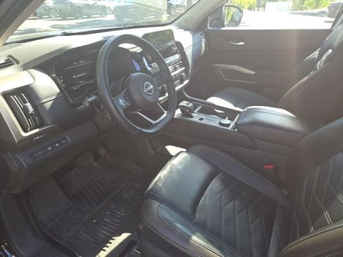 Used 2024 Nissan Pathfinder Platinum AWD/4WD image 16