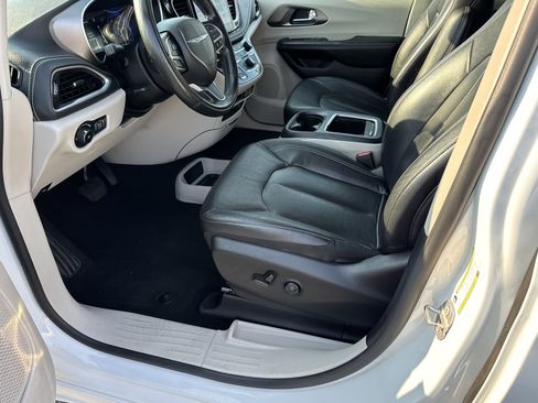 Used 2022 Chrysler Pacifica Touring-L image 16