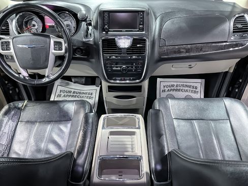 Used 2014 Chrysler Town & Country Touring image 32