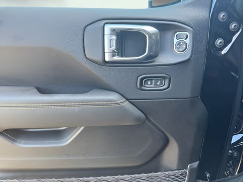 Used 2025 Jeep Wrangler Unlimited Sahara AWD/4WD image 17