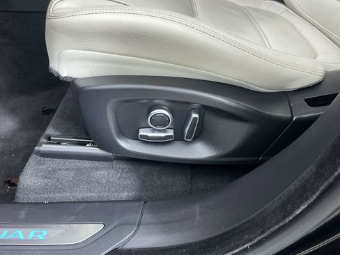 Used 2020 Jaguar F-PACE Prestige image 13