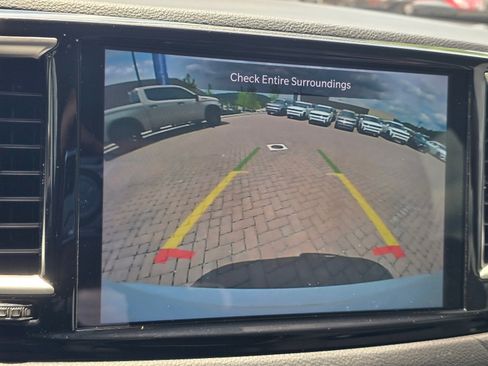 Used 2021 Chrysler Pacifica Touring-L FWD image 18