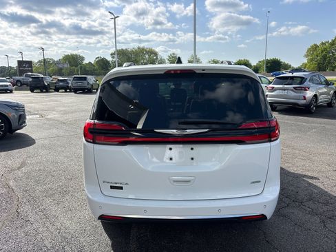 Used 2024 Chrysler Pacifica Pinnacle AWD/4WD image 6