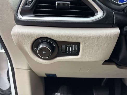 Used 2023 Chrysler Pacifica Touring-L FWD image 25