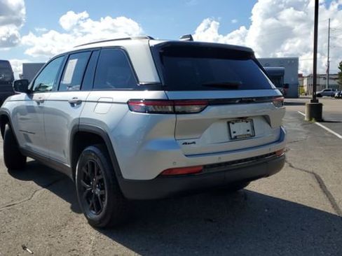 Certified 2024 Jeep Grand Cherokee Altitude image 3