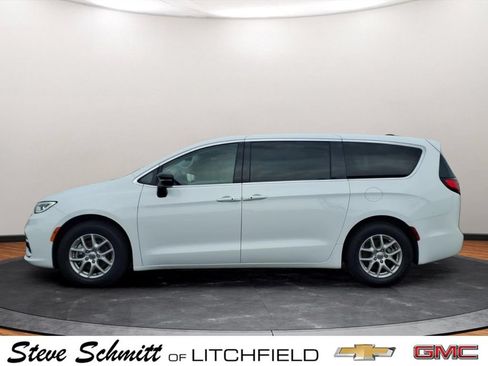 Used 2024 Chrysler Pacifica Touring-L FWD image 2