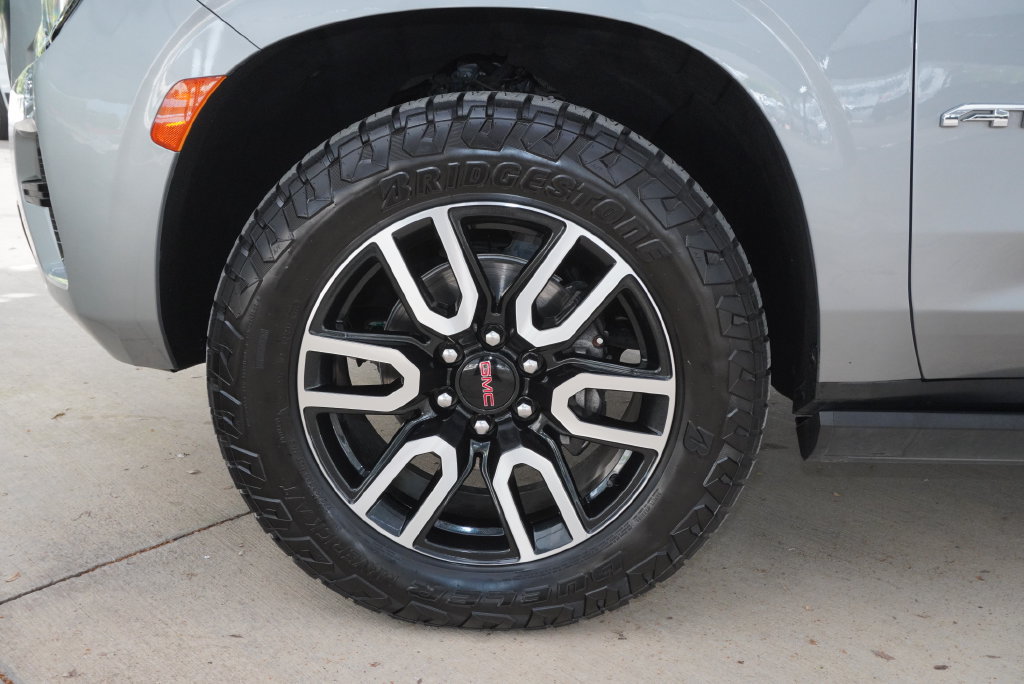 Used 2024 GMC Yukon XL AT4 w/ AT4 Premium Package AWD/4WD image 11