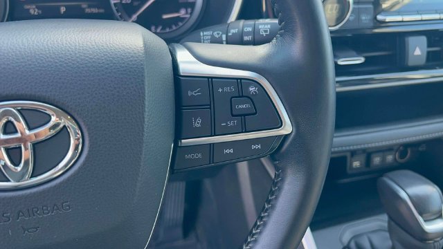 Used 2020 Toyota Highlander XLE AWD/4WD image 19