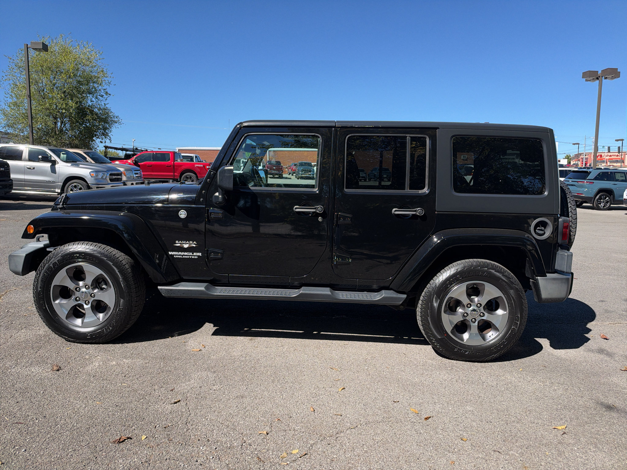 Used 2016 Jeep Wrangler Unlimited Sahara w/ Dual Top Group AWD/4WD image 6