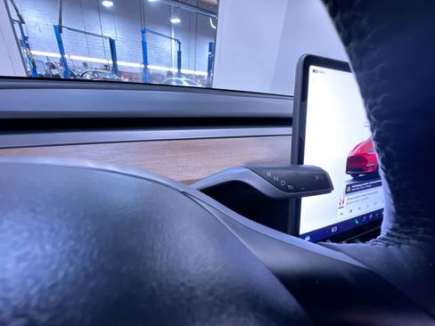 Used 2022 Tesla Model Y Long Range image 18